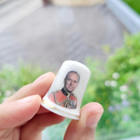 Vintage Prince Phillip Duke of Edinburgh Royal Family Fine Bone China Thimble - Picture 4 of 8